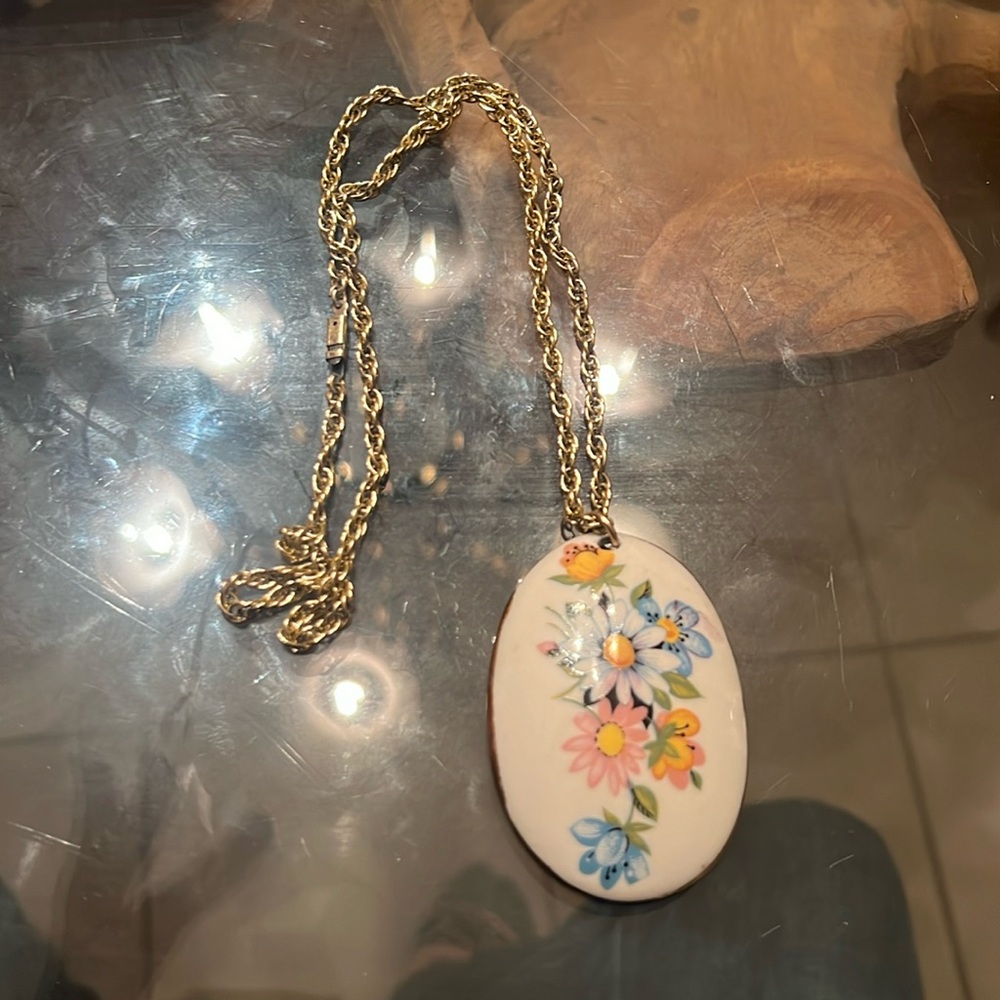 ⭐️ Vintage flower pendant necklace